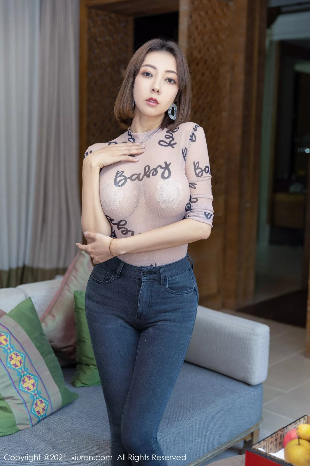 XiuRen第3760期_模特果儿Victoria阳朔旅拍私房薄透服饰半撩露傲人豪乳诱惑写真60P