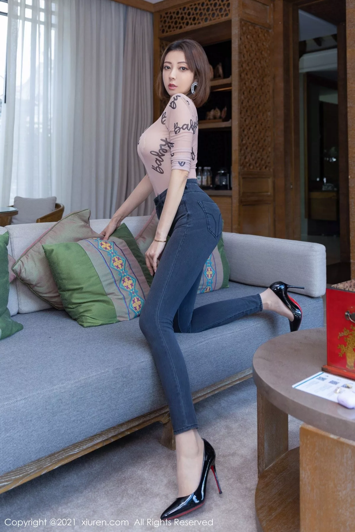 XiuRen第3760期_模特果儿Victoria阳朔旅拍私房薄透服饰半撩露傲人豪乳诱惑写真60P