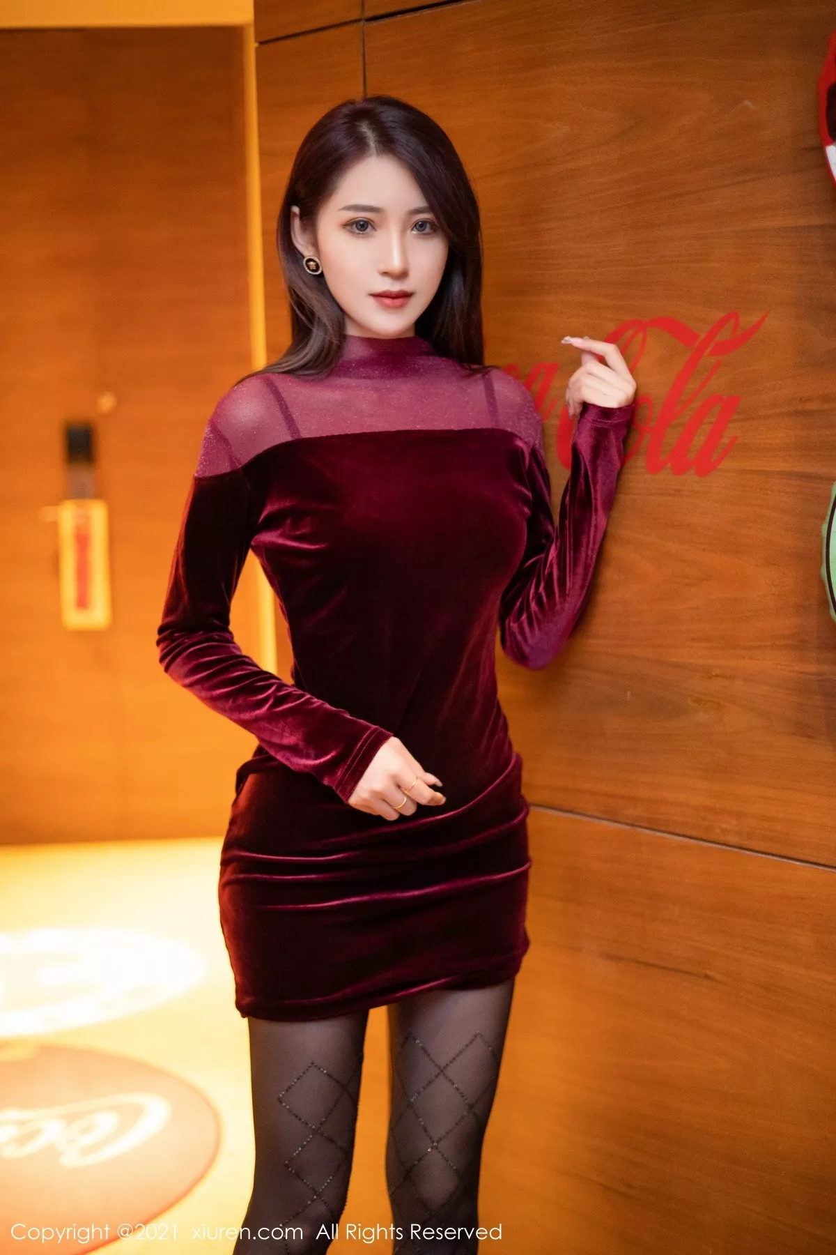 XiuRen第3765期_丽质模特周慕汐baby猩红礼裙配无内黑丝秀翘臀美腿诱惑写真63P