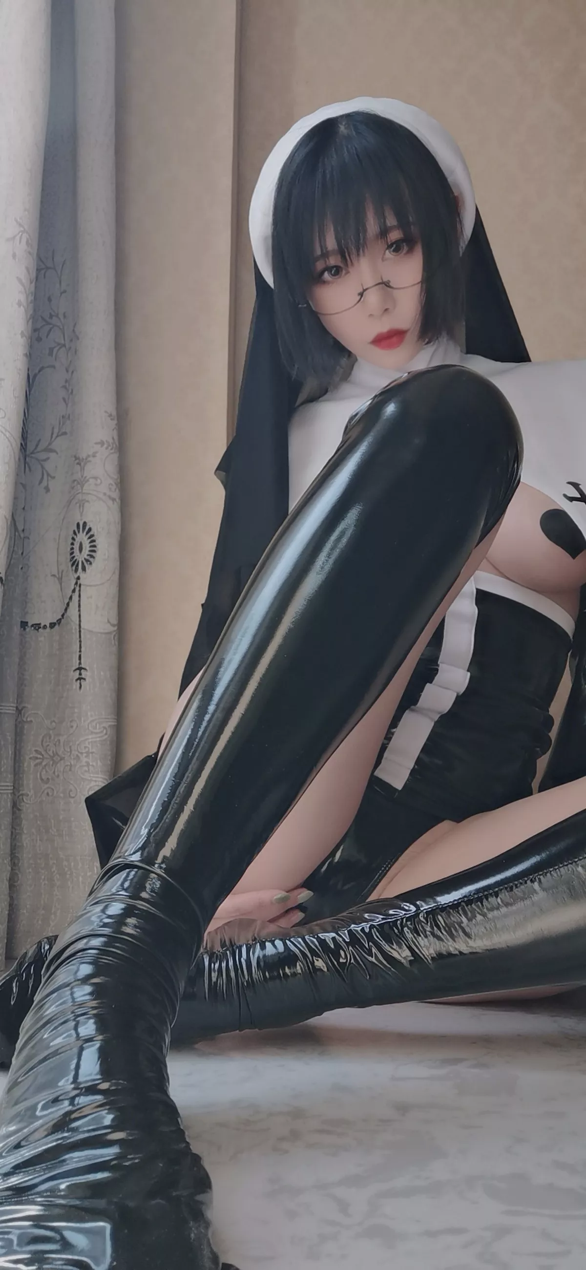 萌妹奈汐酱nice修女主题私房性感黑色皮质内衣露豪乳黑桃遮点极致诱惑写真41P
