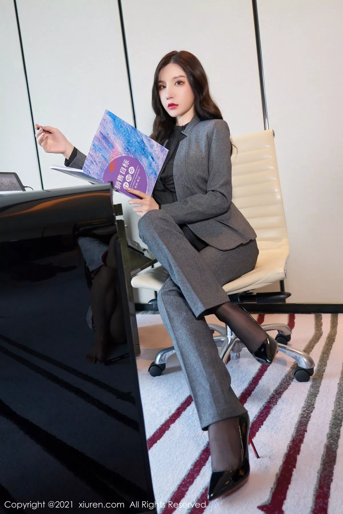 XiuRen第3773期_女神周于希Sandy经理职业装主题半脱露蕾丝情趣内衣诱惑写真70P