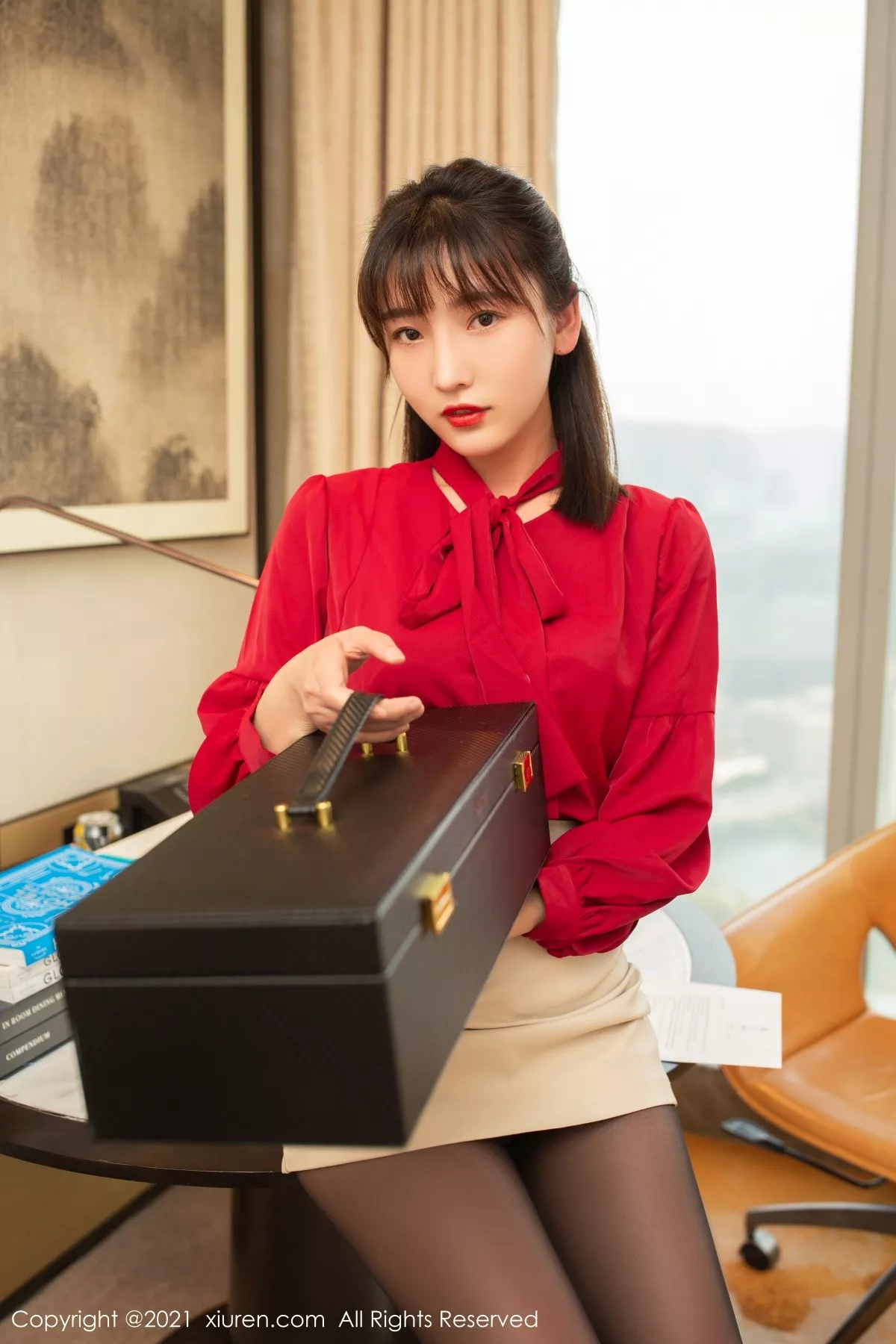 XiuRen第3819期_模特陆萱萱猩红艳丽服饰配白短裙露无内黑丝裤袜迷人诱惑写真68P