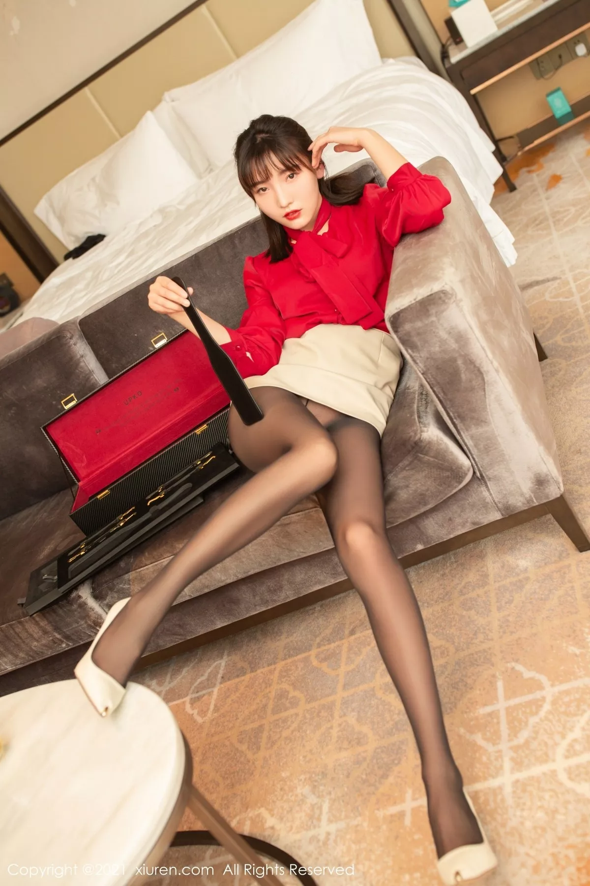 XiuRen第3819期_模特陆萱萱猩红艳丽服饰配白短裙露无内黑丝裤袜迷人诱惑写真68P