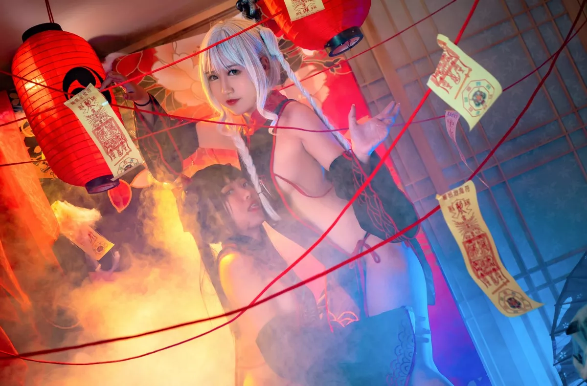 动漫博主lovely呆玄双人僵尸主题私房性感姐妹花精简服饰秀丰满翘臀诱惑写真33P