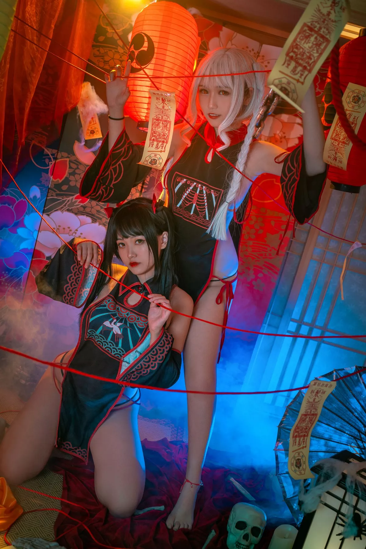 动漫博主lovely呆玄双人僵尸主题私房性感姐妹花精简服饰秀丰满翘臀诱惑写真33P