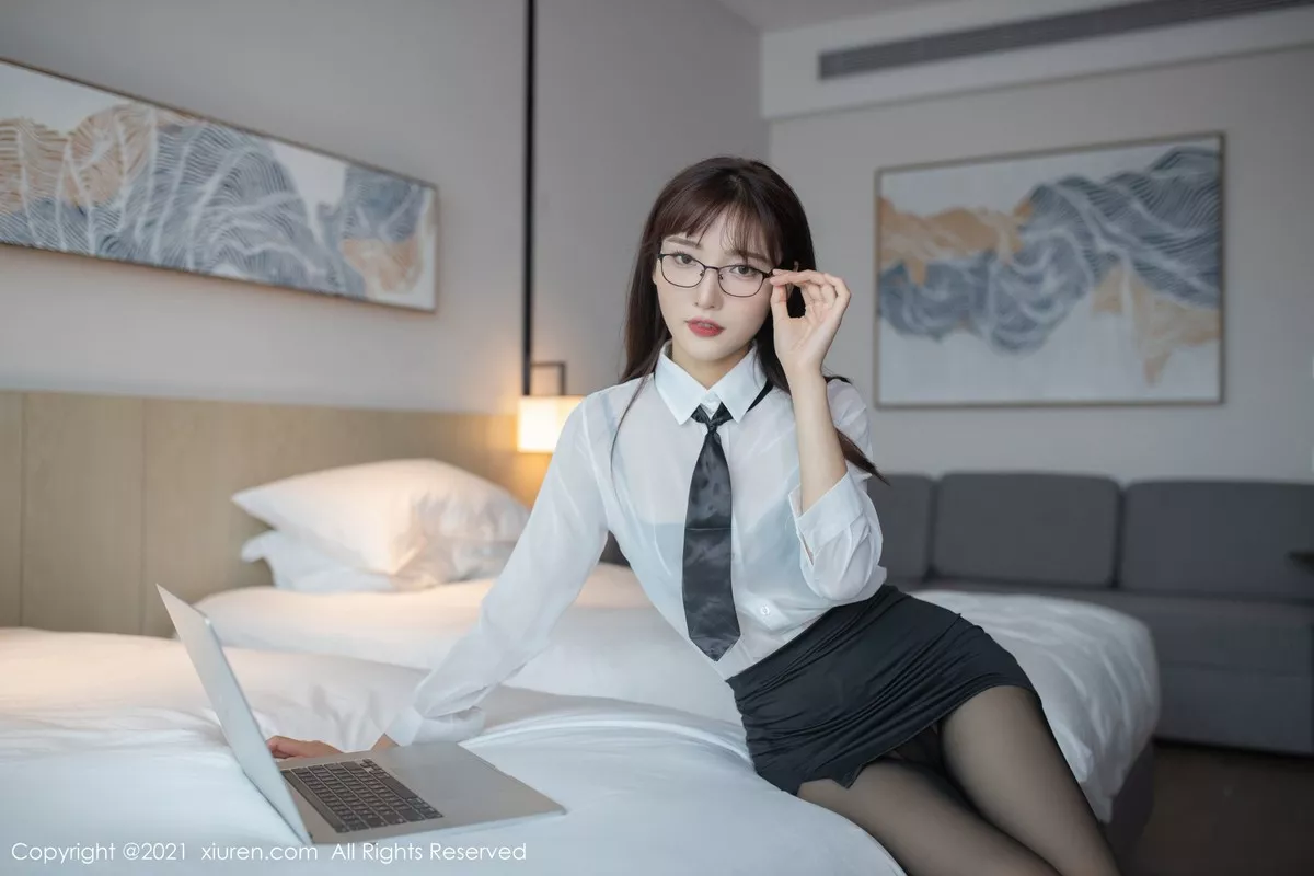 XiuRen第3705期_模特陆萱萱出差剧情主题酒店床上性感内衣配无内黑丝诱惑写真83P