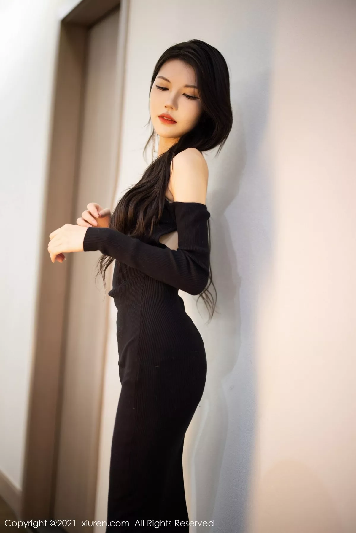 XiuRen第3822期_新人模特媛媛酱belle杭州旅拍黑色典雅礼裙配黑丝裤袜魅惑写真96P