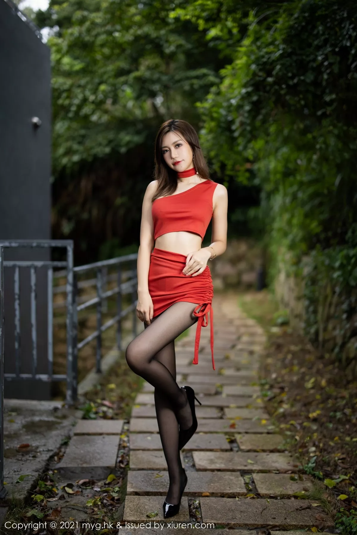 [MyGirl美媛馆]Vol.585_女神绮里嘉Carina杭州旅拍户外鲜艳红裙配开档黑丝魅惑写真61P