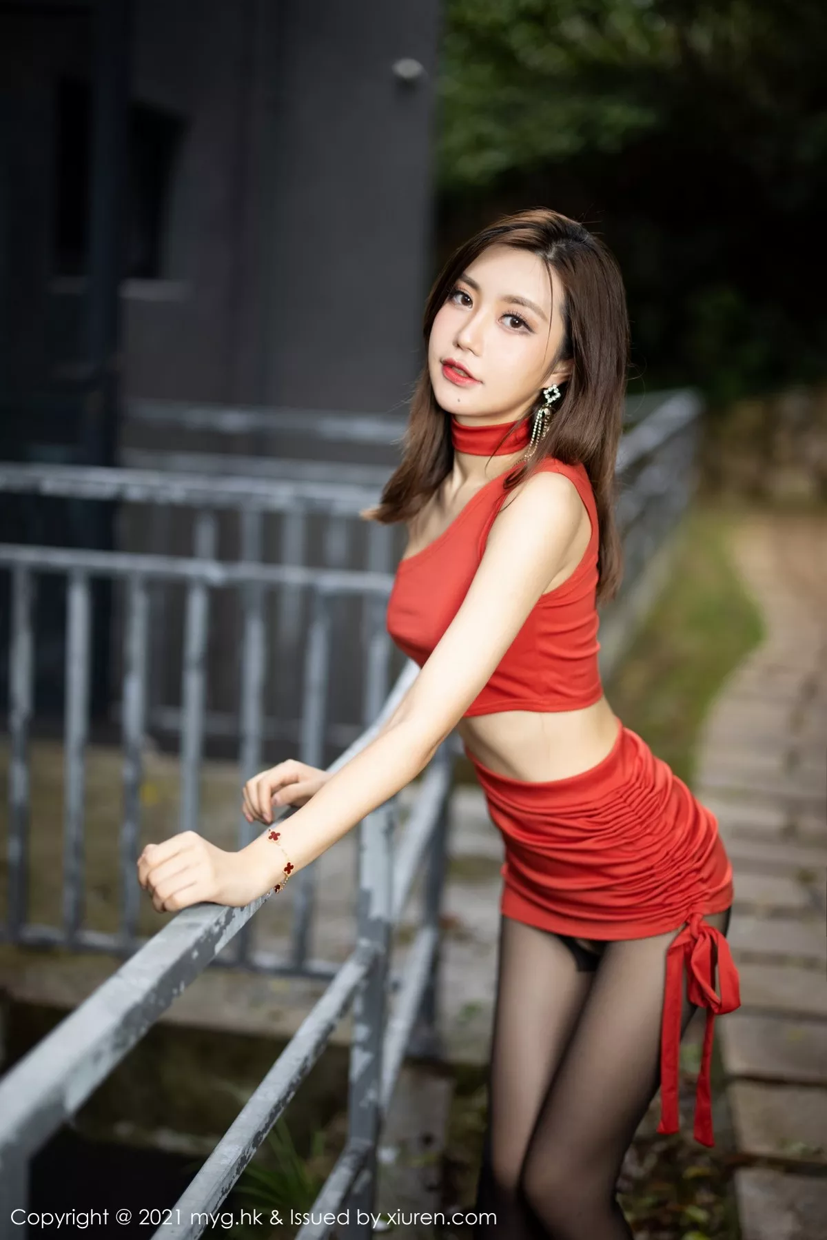 [MyGirl美媛馆]Vol.585_女神绮里嘉Carina杭州旅拍户外鲜艳红裙配开档黑丝魅惑写真61P