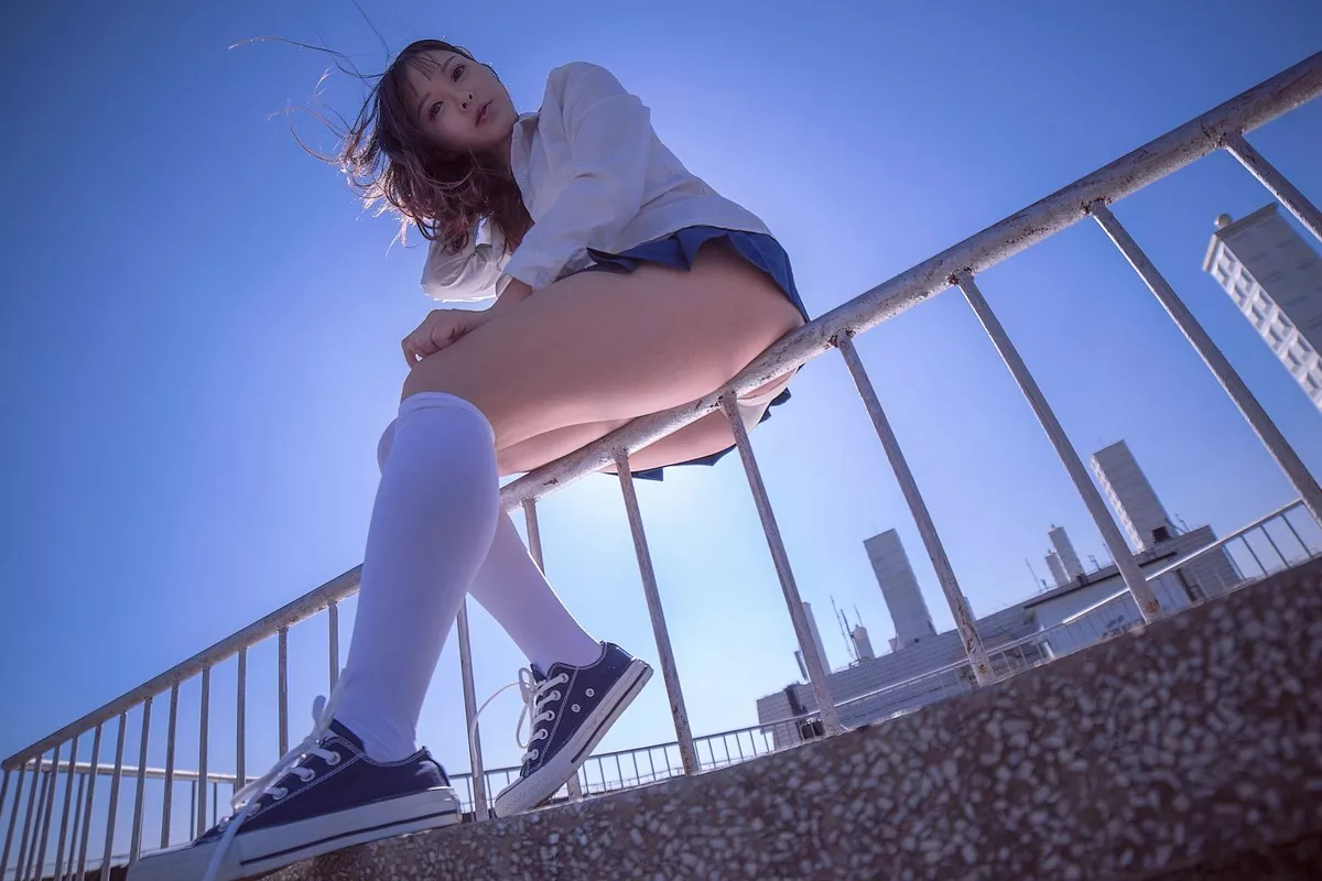 网络美女菟菟Cynthia - JK制服主题天台白衬衣半脱露性感内衣傲人豪乳诱惑写真40P