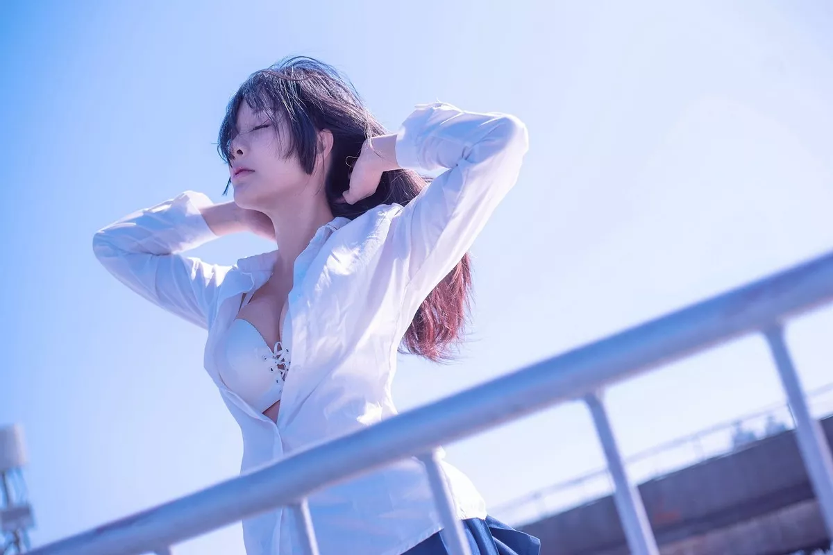 网络美女菟菟Cynthia - JK制服主题天台白衬衣半脱露性感内衣傲人豪乳诱惑写真40P