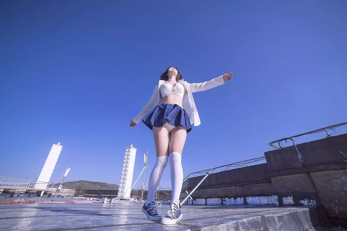 网络美女菟菟Cynthia - JK制服主题天台白衬衣半脱露性感内衣傲人豪乳诱惑写真40P