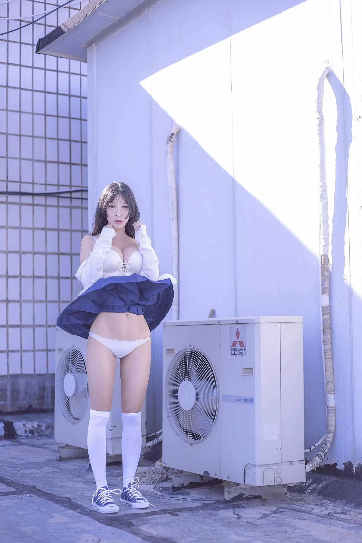 网络美女菟菟Cynthia - JK制服主题天台白衬衣半脱露性感内衣傲人豪乳诱惑写真40P