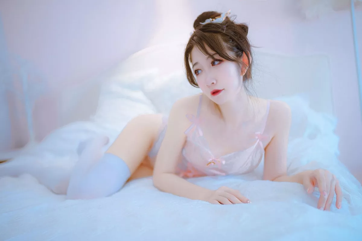动漫博主阮邑_Fairy大象粉色系主题私房粉色蕾丝内衣配白丝袜完美诱惑写真35P