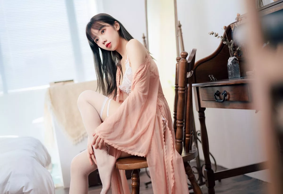动漫博主果咩酱w初恋女友主题私房白色蕾丝情趣内衣配蕾丝吊袜撩人诱惑写真40P