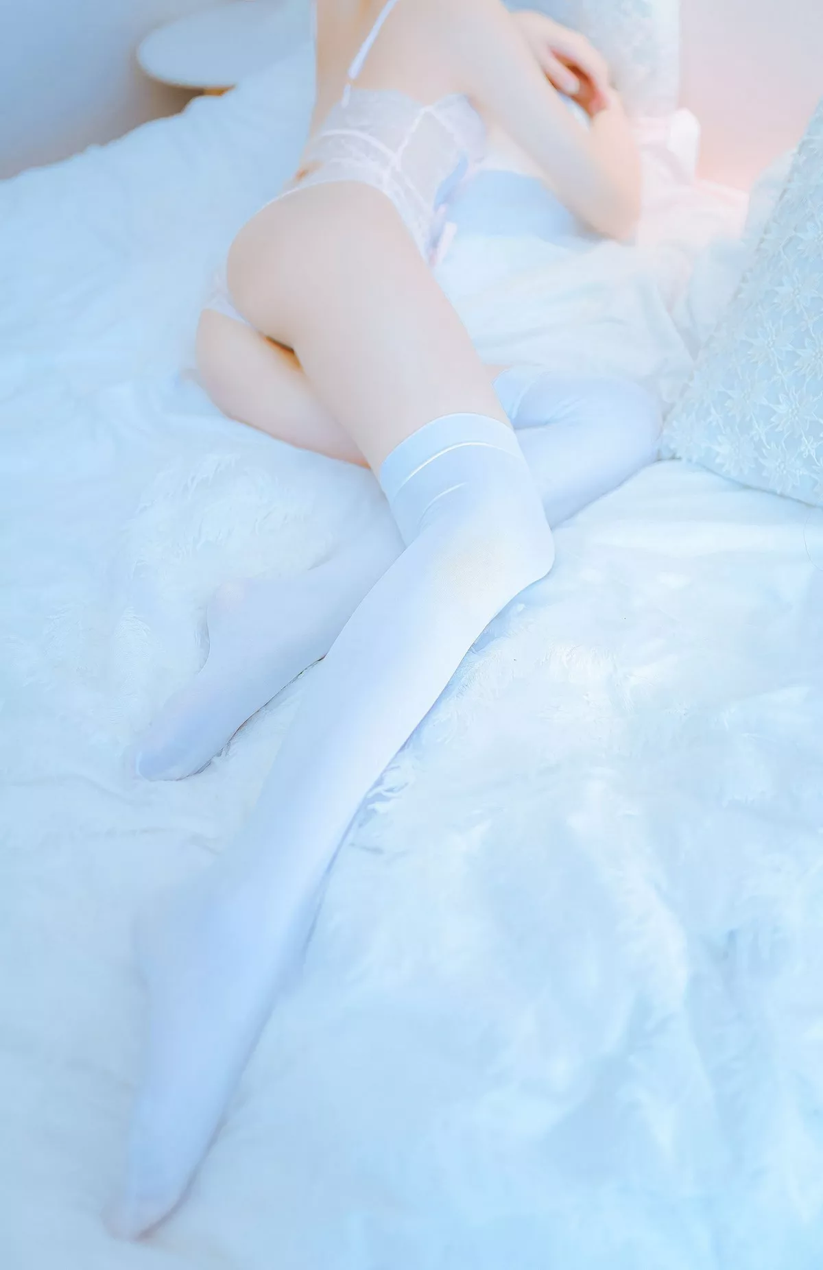 动漫博主阮邑_Fairy大象粉色系主题私房粉色蕾丝内衣配白丝袜完美诱惑写真35P