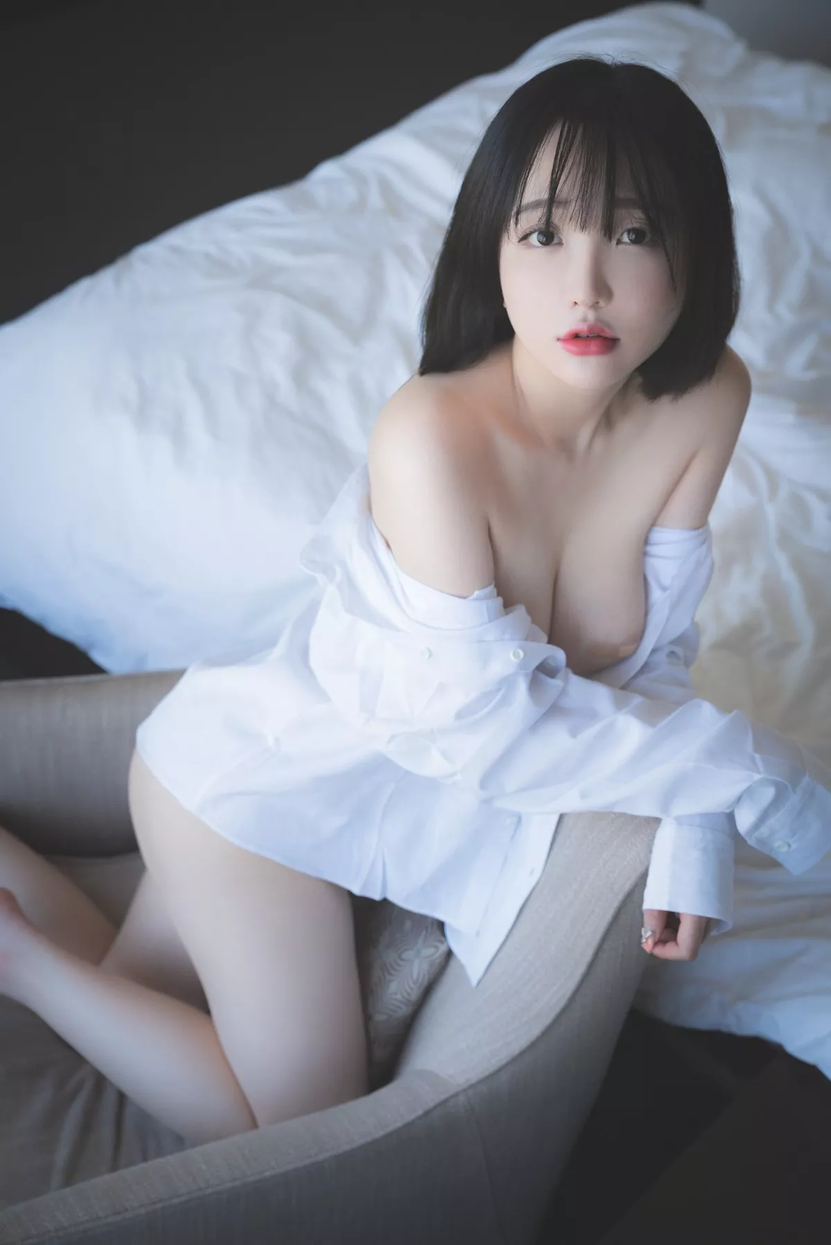 [Pure Media]系列之YeEun_3rd主题私房脱白衬衣露豪乳遮点配丁字裤诱惑写真72P