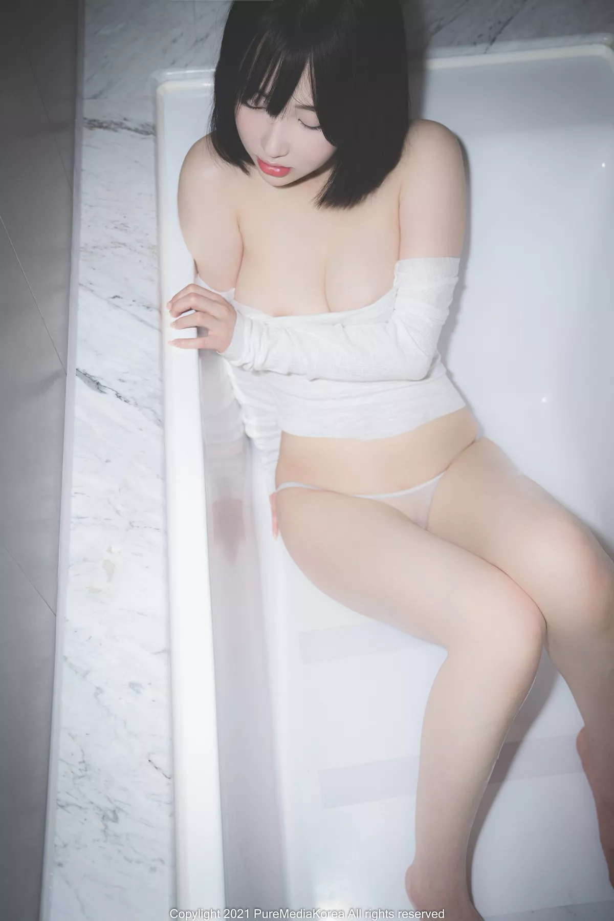 [Pure Media]系列之YeEun_3rd主题私房脱白衬衣露豪乳遮点配丁字裤诱惑写真72P