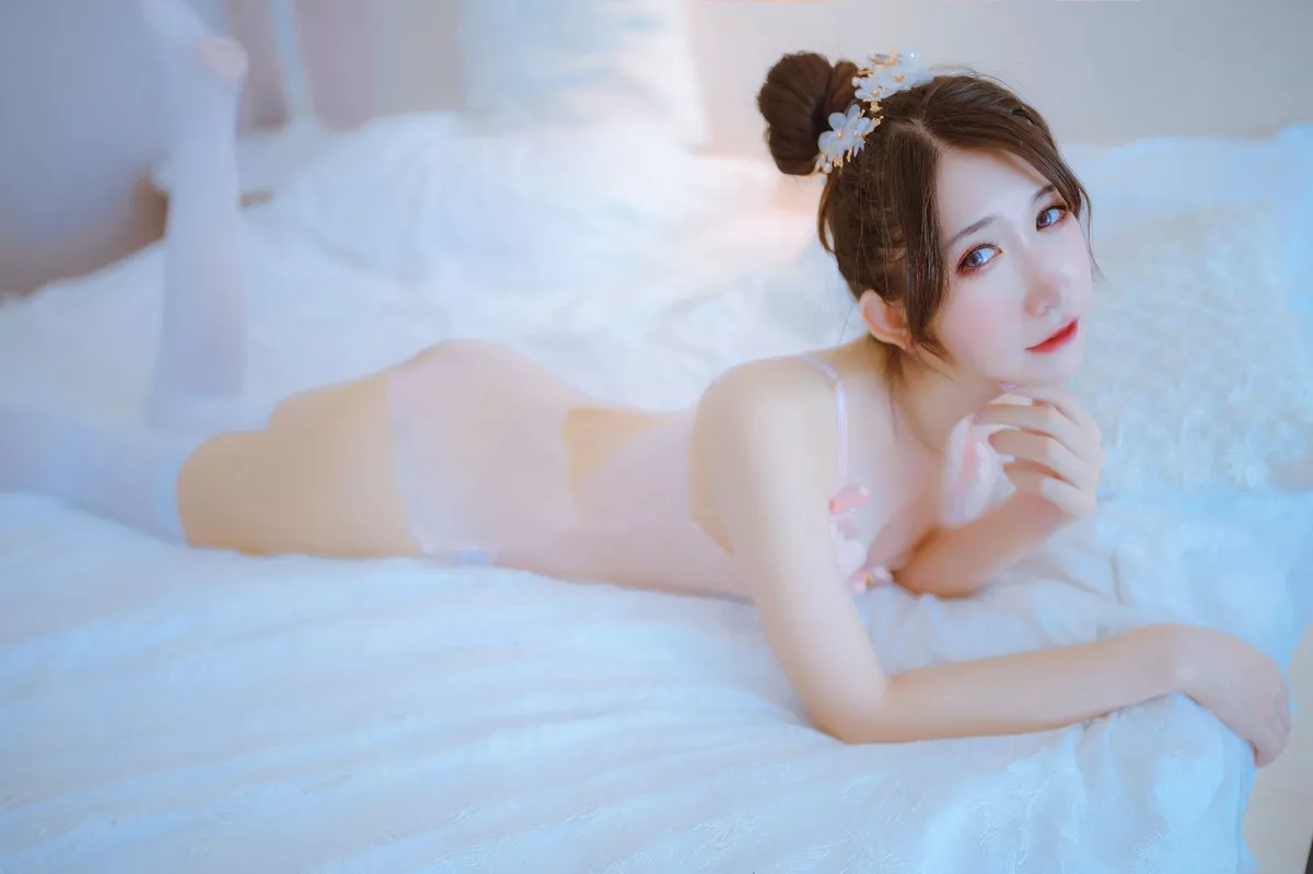 动漫博主阮邑_Fairy大象粉色系主题私房粉色蕾丝内衣配白丝袜完美诱惑写真35P