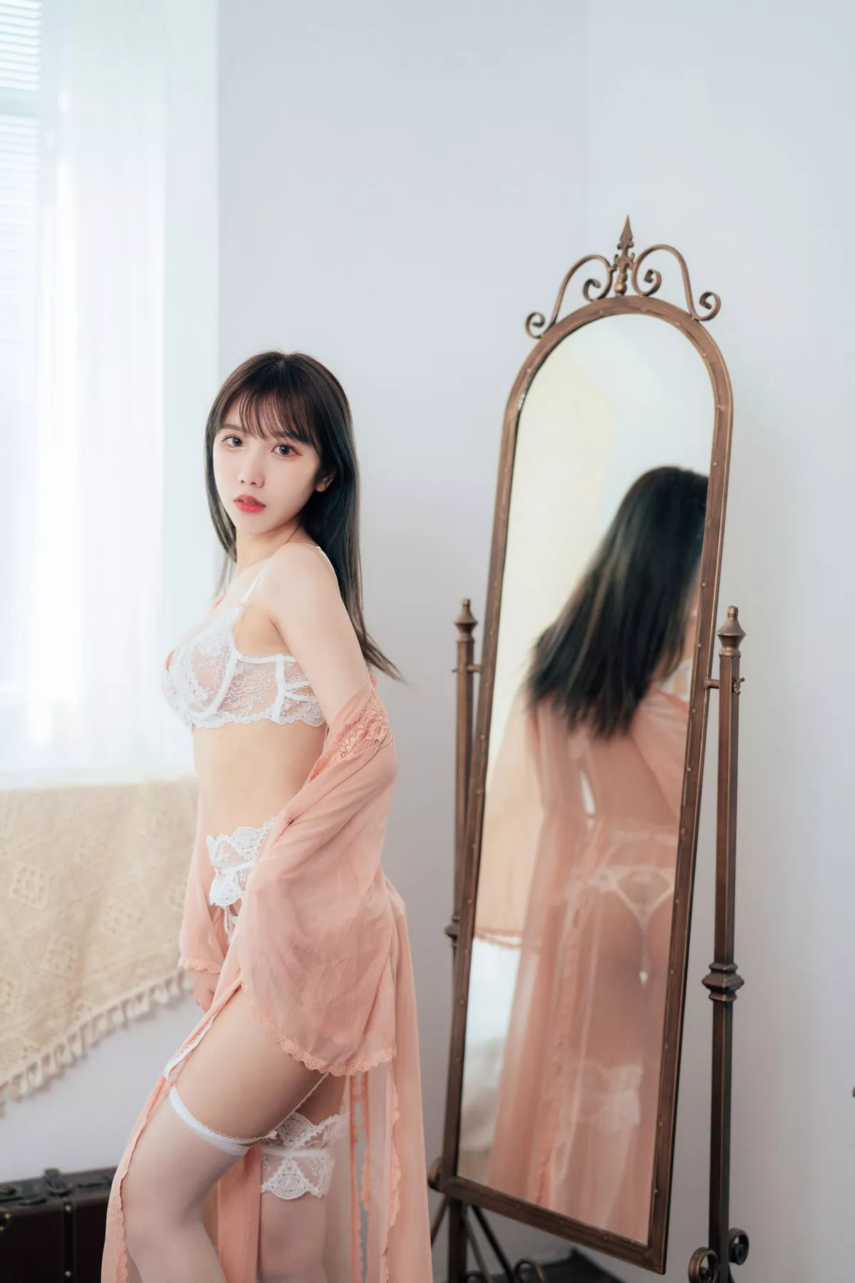 动漫博主果咩酱w初恋女友主题私房白色蕾丝情趣内衣配蕾丝吊袜撩人诱惑写真40P