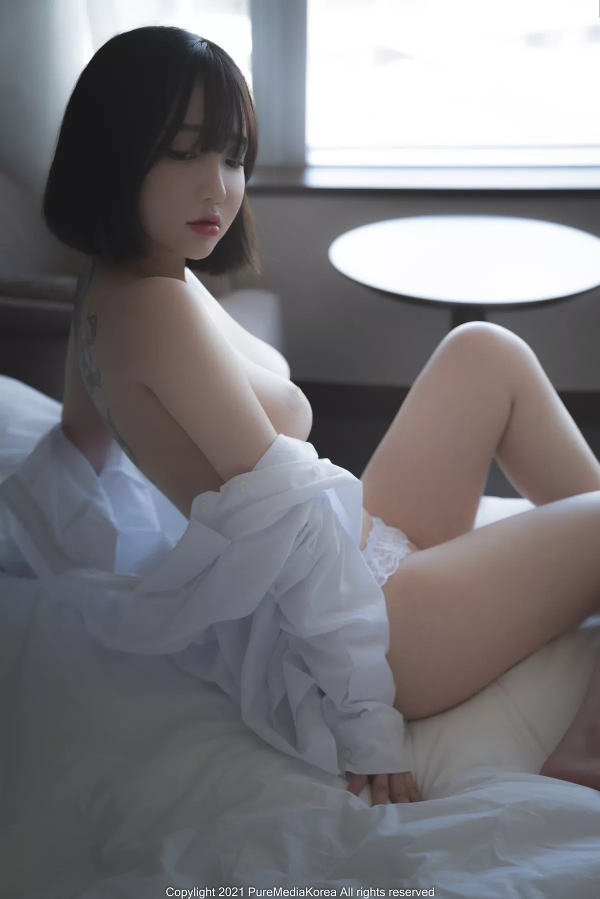 [Pure Media]系列之YeEun_3rd主题私房脱白衬衣露豪乳遮点配丁字裤诱惑写真72P