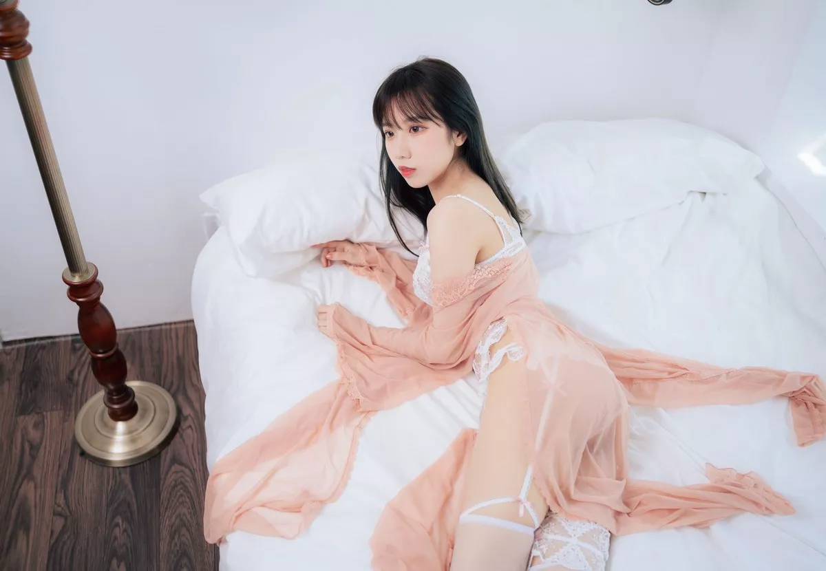 动漫博主果咩酱w初恋女友主题私房白色蕾丝情趣内衣配蕾丝吊袜撩人诱惑写真40P