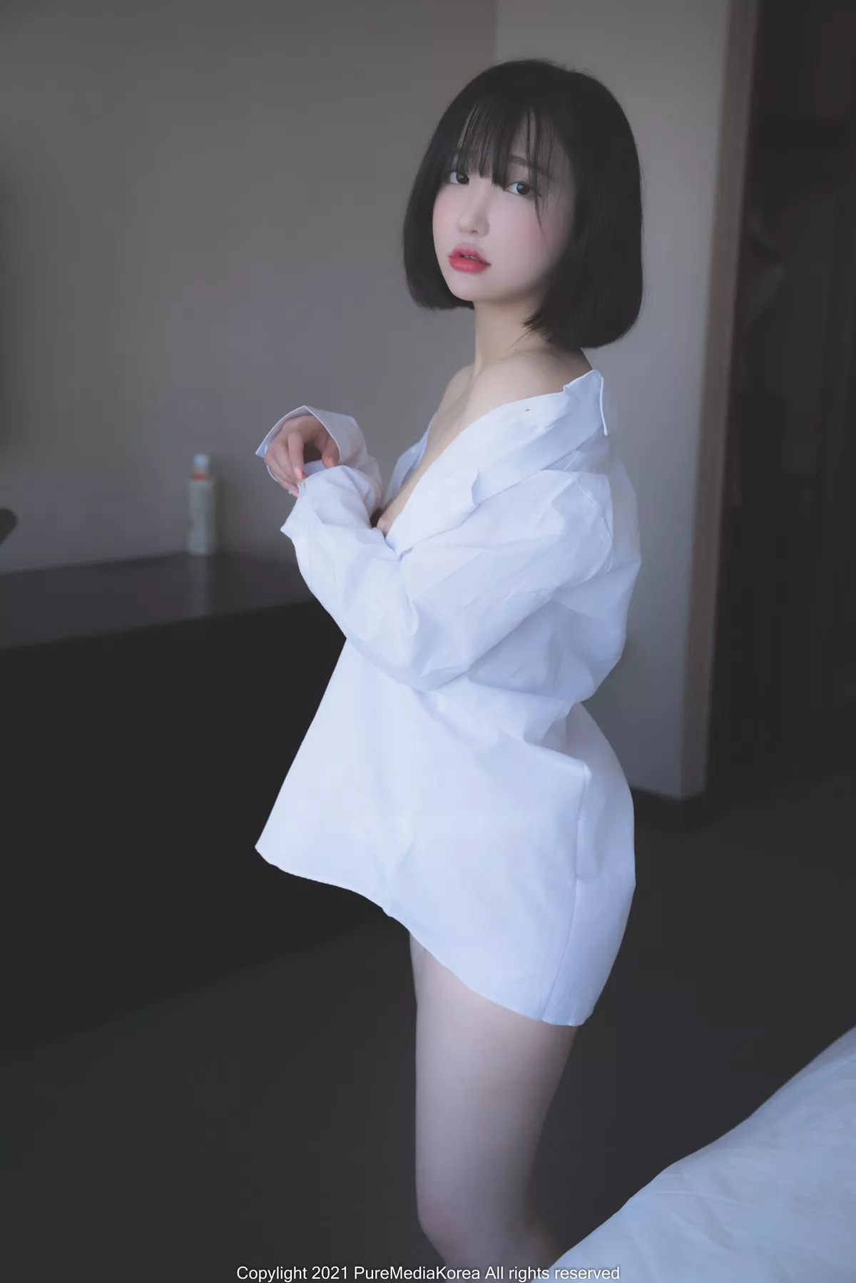 [Pure Media]系列之YeEun_3rd主题私房脱白衬衣露豪乳遮点配丁字裤诱惑写真72P