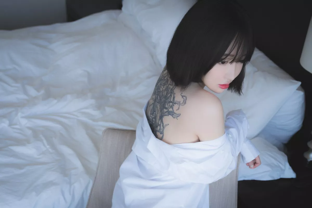 [Pure Media]系列之YeEun_3rd主题私房脱白衬衣露豪乳遮点配丁字裤诱惑写真72P