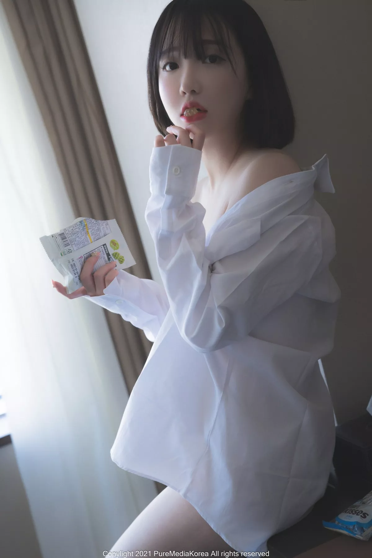 [Pure Media]系列之YeEun_3rd主题私房脱白衬衣露豪乳遮点配丁字裤诱惑写真72P