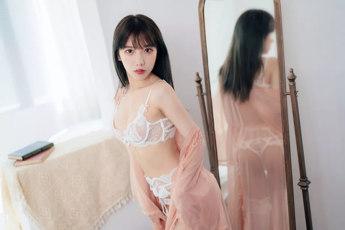 动漫博主果咩酱w初恋女友主题私房白色蕾丝情趣内衣配蕾丝吊袜撩人诱惑写真40P