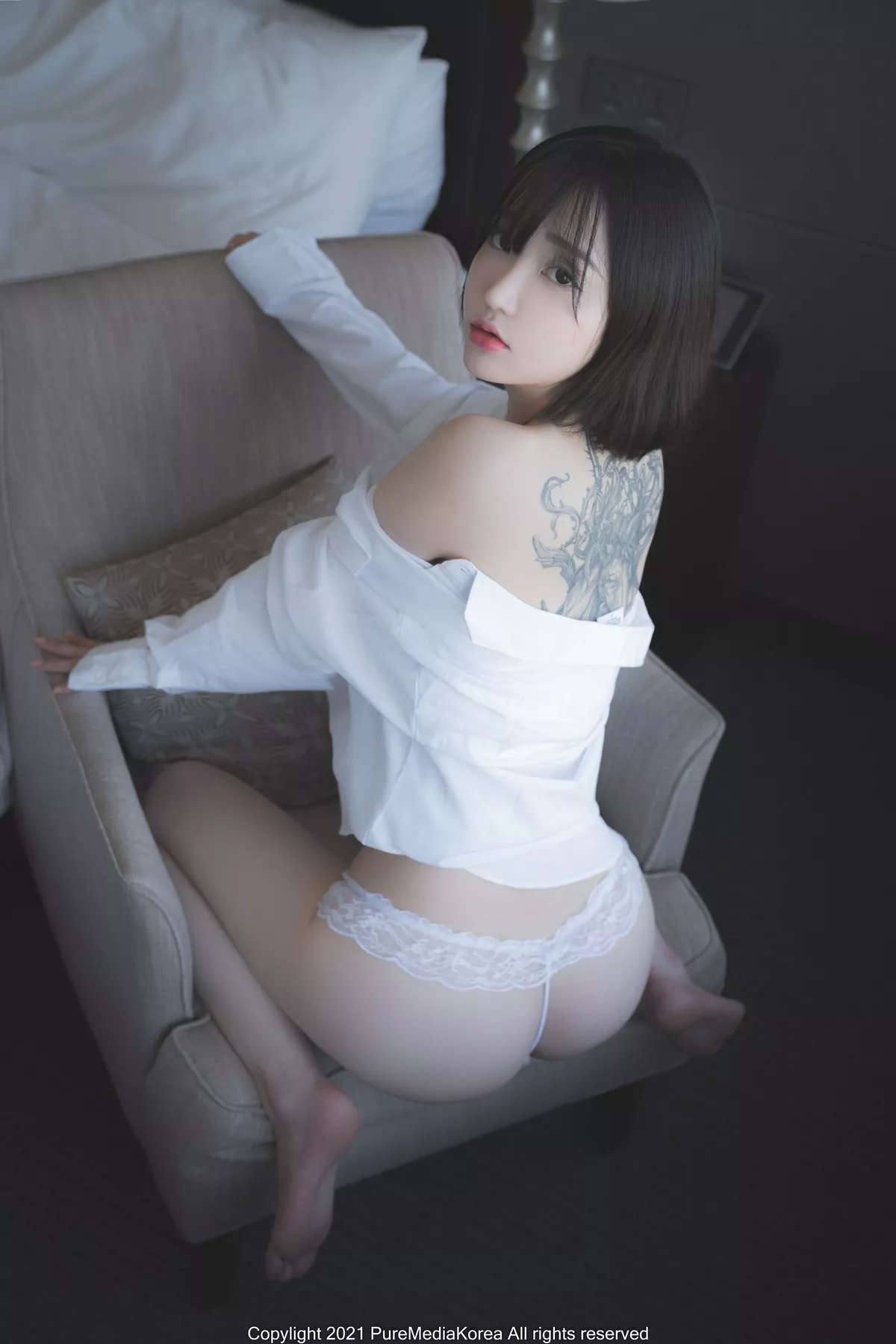 [Pure Media]系列之YeEun_3rd主题私房脱白衬衣露豪乳遮点配丁字裤诱惑写真72P