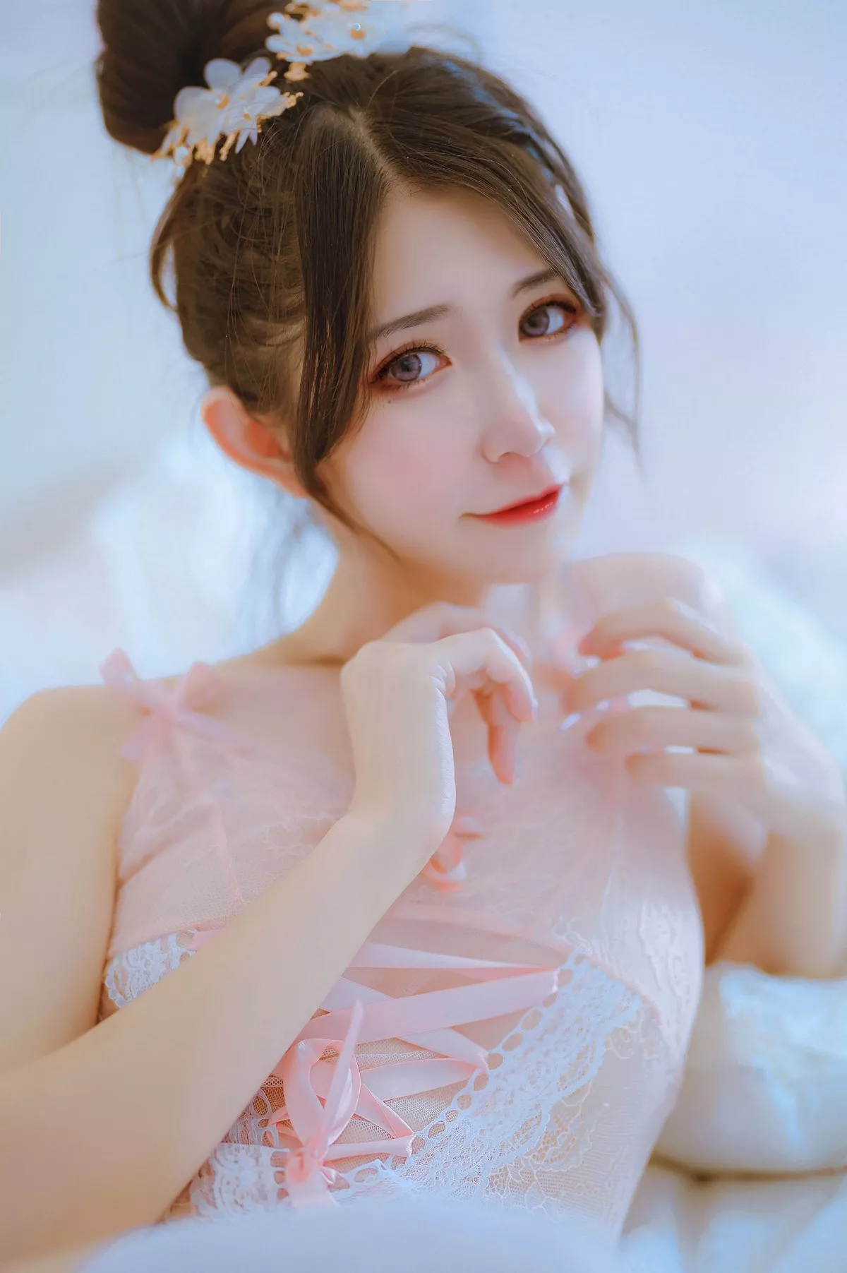 动漫博主阮邑_Fairy大象粉色系主题私房粉色蕾丝内衣配白丝袜完美诱惑写真35P