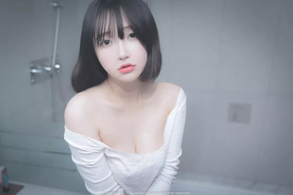 [Pure Media]系列之YeEun_3rd主题私房脱白衬衣露豪乳遮点配丁字裤诱惑写真72P