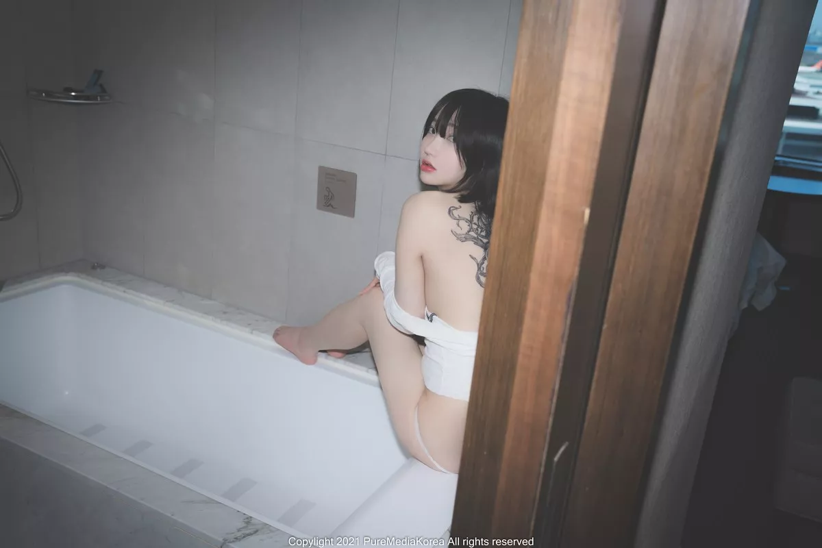 [Pure Media]系列之YeEun_3rd主题私房脱白衬衣露豪乳遮点配丁字裤诱惑写真72P