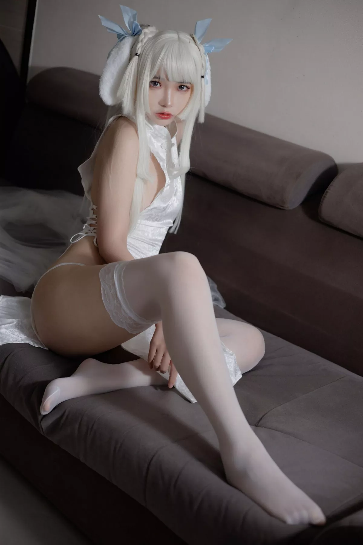 网络美女疯猫ss白旗袍主题性感旗袍配白色蕾丝袜半撩露丁字裤秀翘臀诱惑写真40P