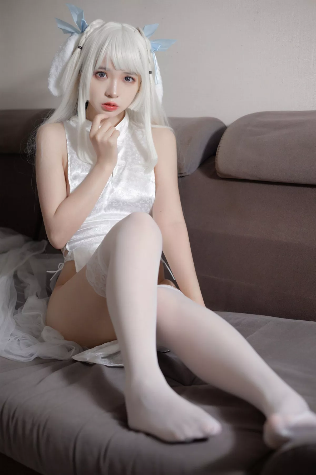 网络美女疯猫ss白旗袍主题性感旗袍配白色蕾丝袜半撩露丁字裤秀翘臀诱惑写真40P