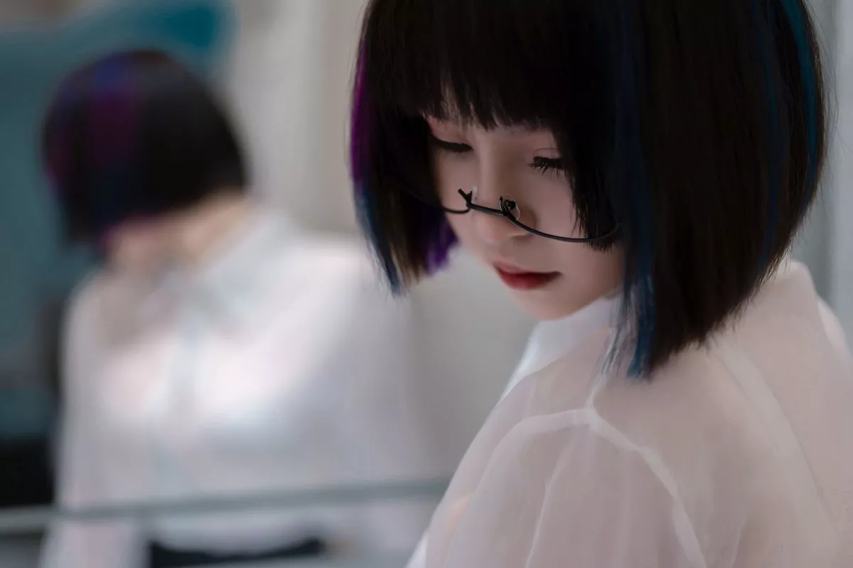COS福利美少女晕崽迷情小秘主题性感白衬衣配黑短裙开档黑丝秀美腿诱惑写真36P