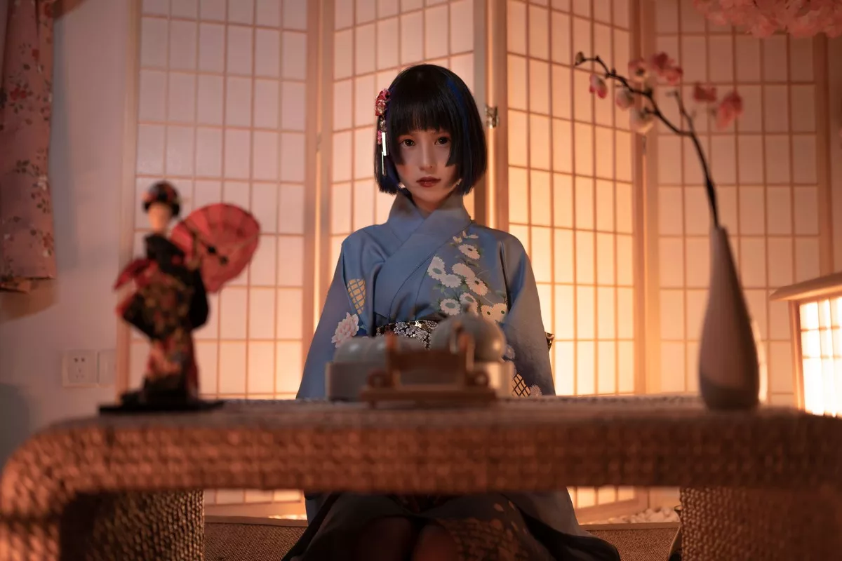 COS福利美少女晕崽樱之诱惑主题私房日系风性感和服露白嫩美腿迷人写真34P