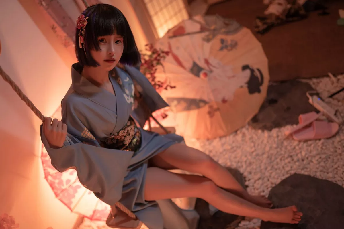 COS福利美少女晕崽樱之诱惑主题私房日系风性感和服露白嫩美腿迷人写真34P