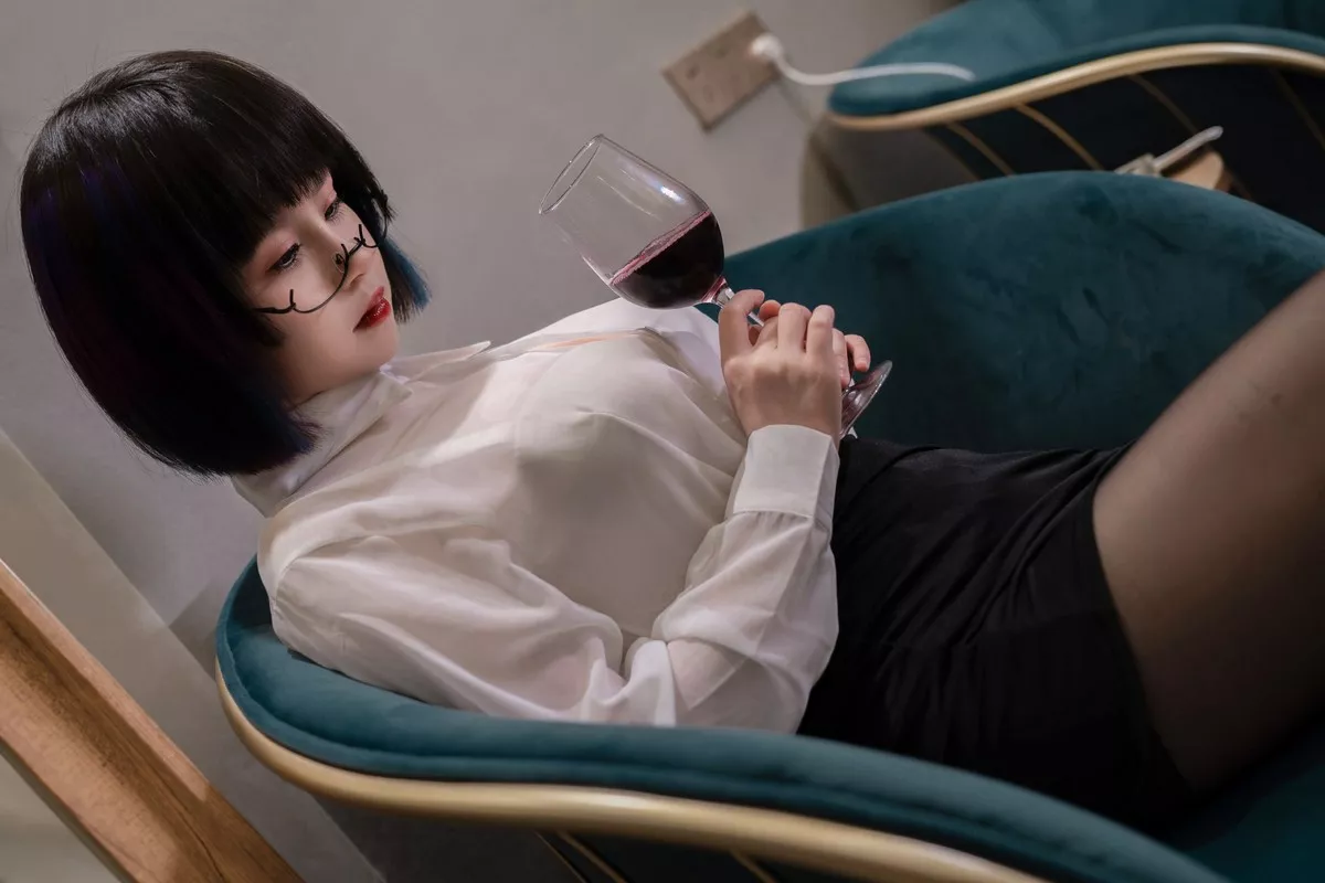 COS福利美少女晕崽迷情小秘主题性感白衬衣配黑短裙开档黑丝秀美腿诱惑写真36P