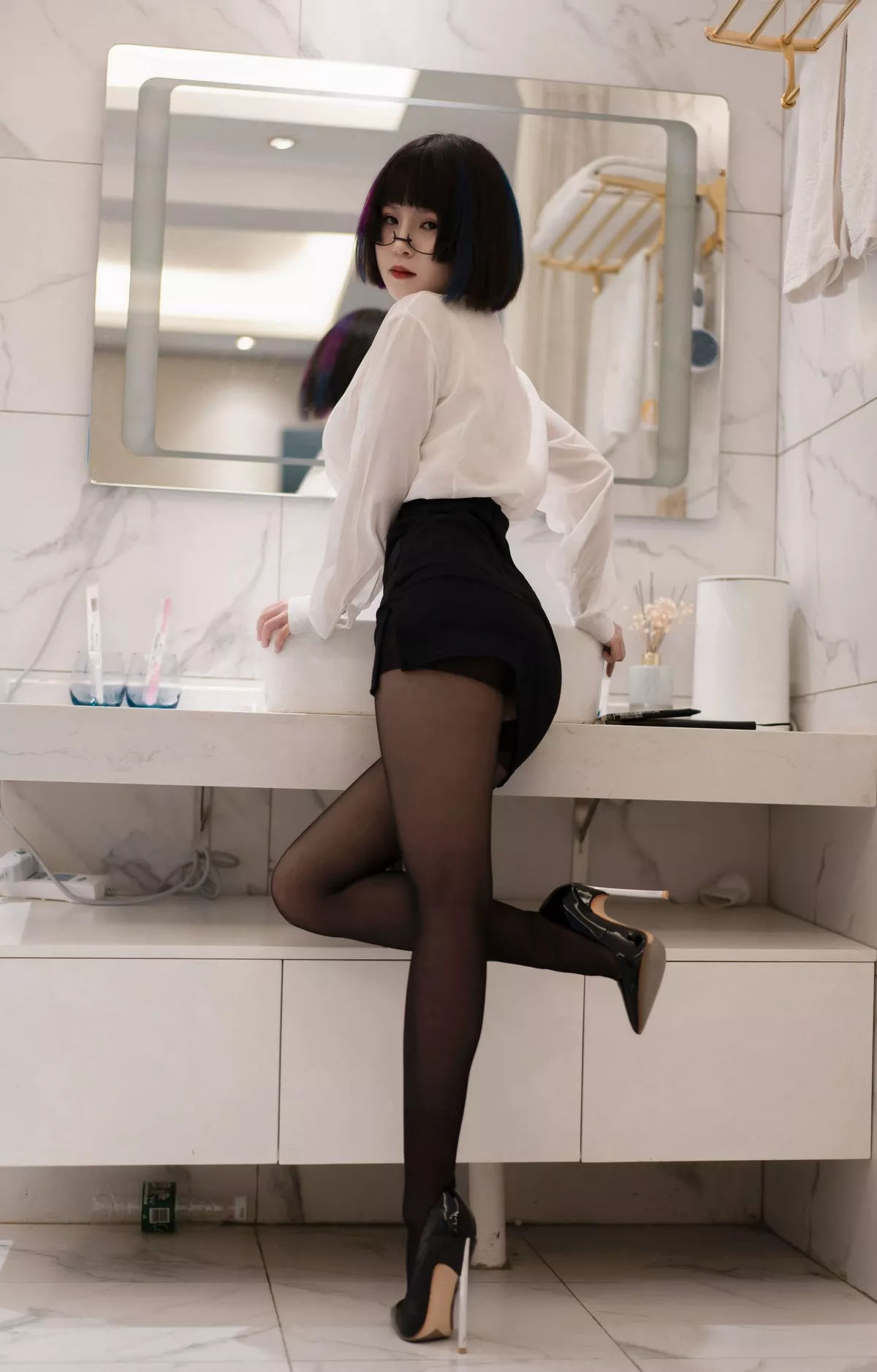 COS福利美少女晕崽迷情小秘主题性感白衬衣配黑短裙开档黑丝秀美腿诱惑写真36P
