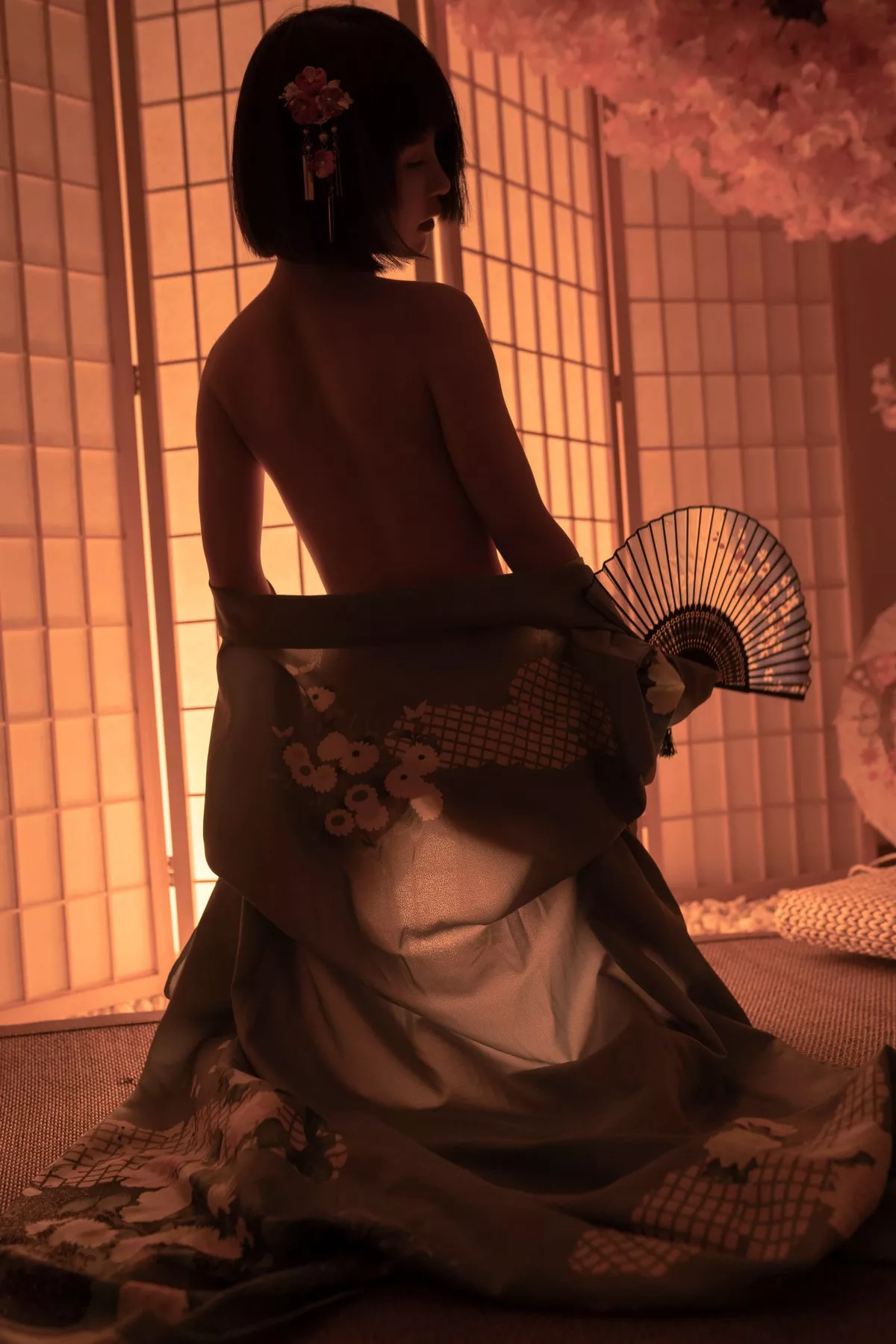 COS福利美少女晕崽樱之诱惑主题私房日系风性感和服露白嫩美腿迷人写真34P