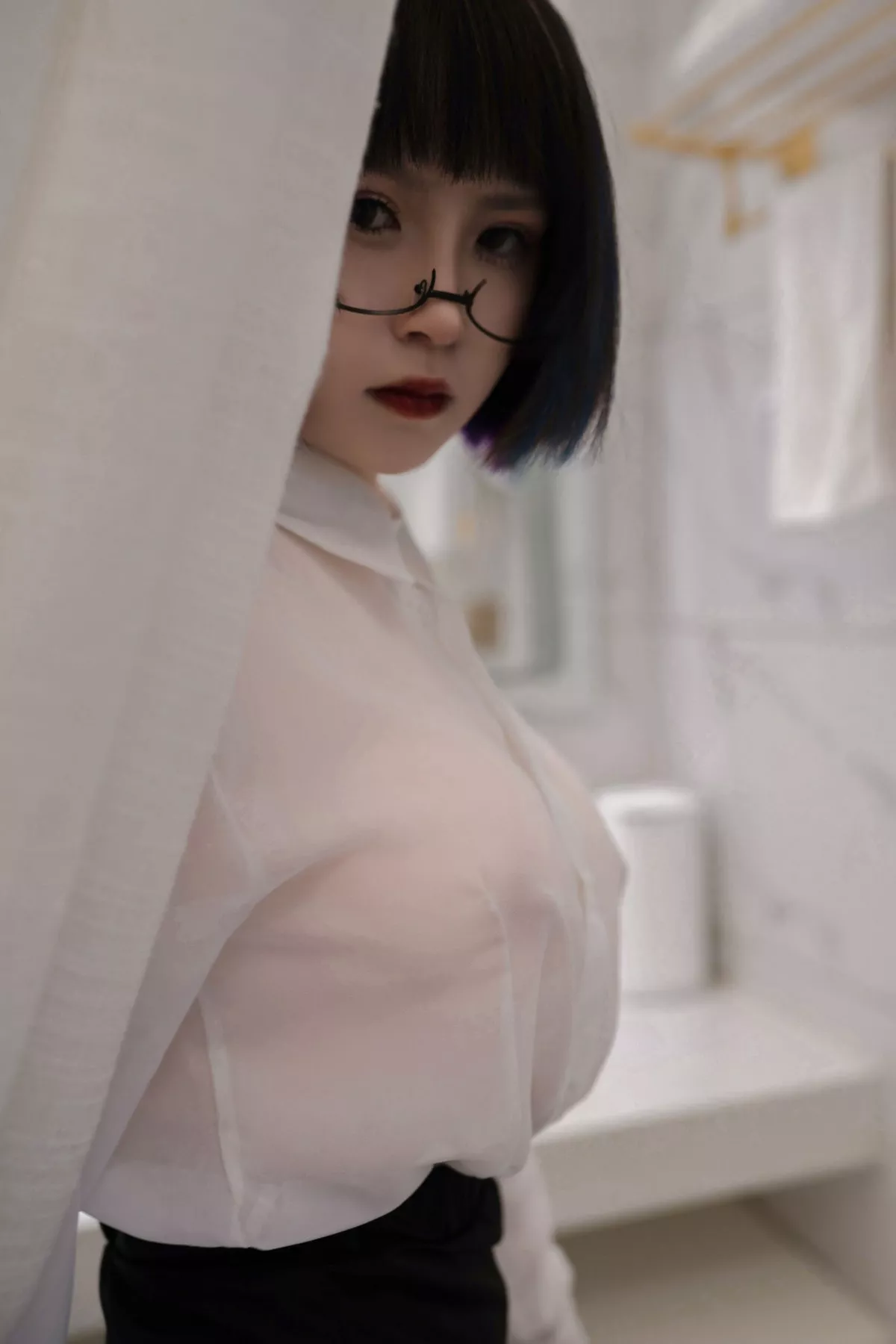 COS福利美少女晕崽迷情小秘主题性感白衬衣配黑短裙开档黑丝秀美腿诱惑写真36P