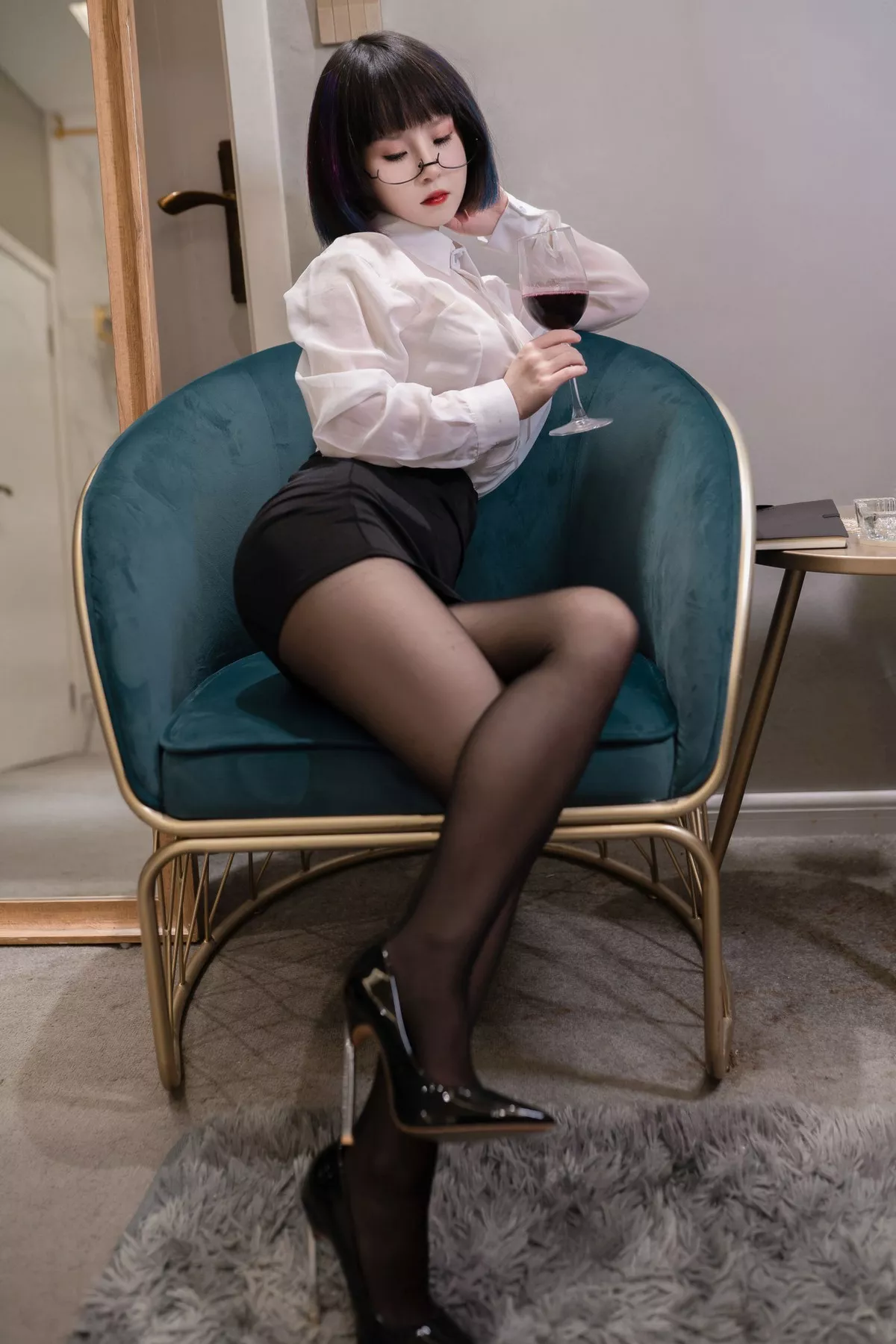 COS福利美少女晕崽迷情小秘主题性感白衬衣配黑短裙开档黑丝秀美腿诱惑写真36P