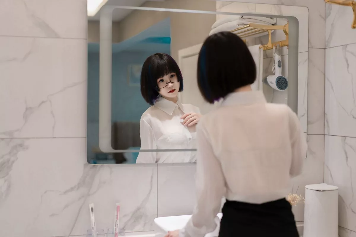COS福利美少女晕崽迷情小秘主题性感白衬衣配黑短裙开档黑丝秀美腿诱惑写真36P