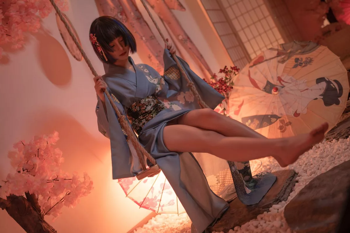 COS福利美少女晕崽樱之诱惑主题私房日系风性感和服露白嫩美腿迷人写真34P