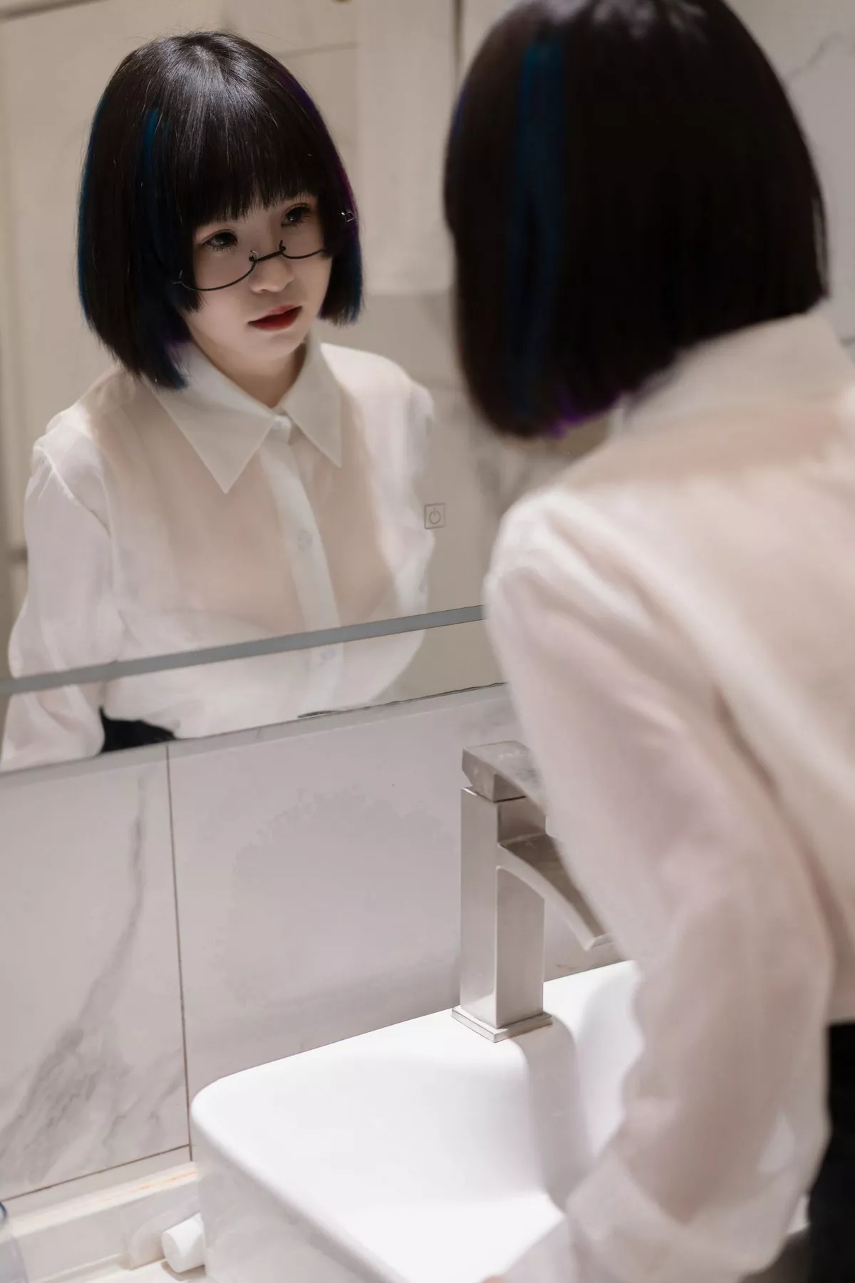 COS福利美少女晕崽迷情小秘主题性感白衬衣配黑短裙开档黑丝秀美腿诱惑写真36P