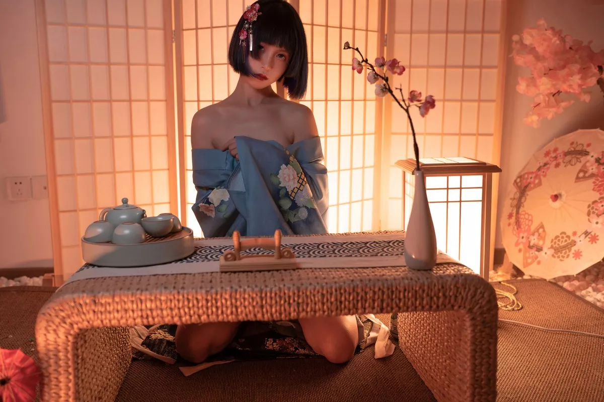 COS福利美少女晕崽樱之诱惑主题私房日系风性感和服露白嫩美腿迷人写真34P