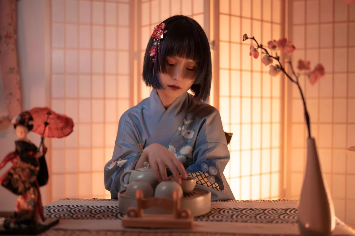 COS福利美少女晕崽樱之诱惑主题私房日系风性感和服露白嫩美腿迷人写真34P