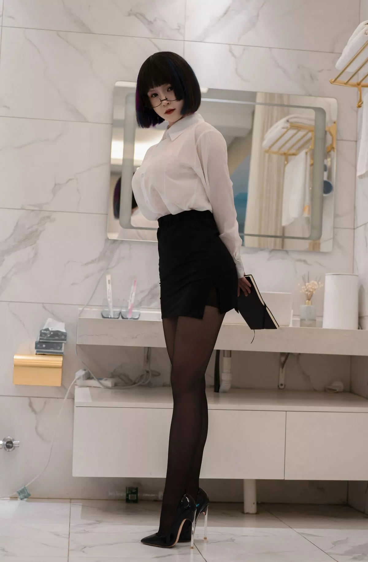 COS福利美少女晕崽迷情小秘主题性感白衬衣配黑短裙开档黑丝秀美腿诱惑写真36P